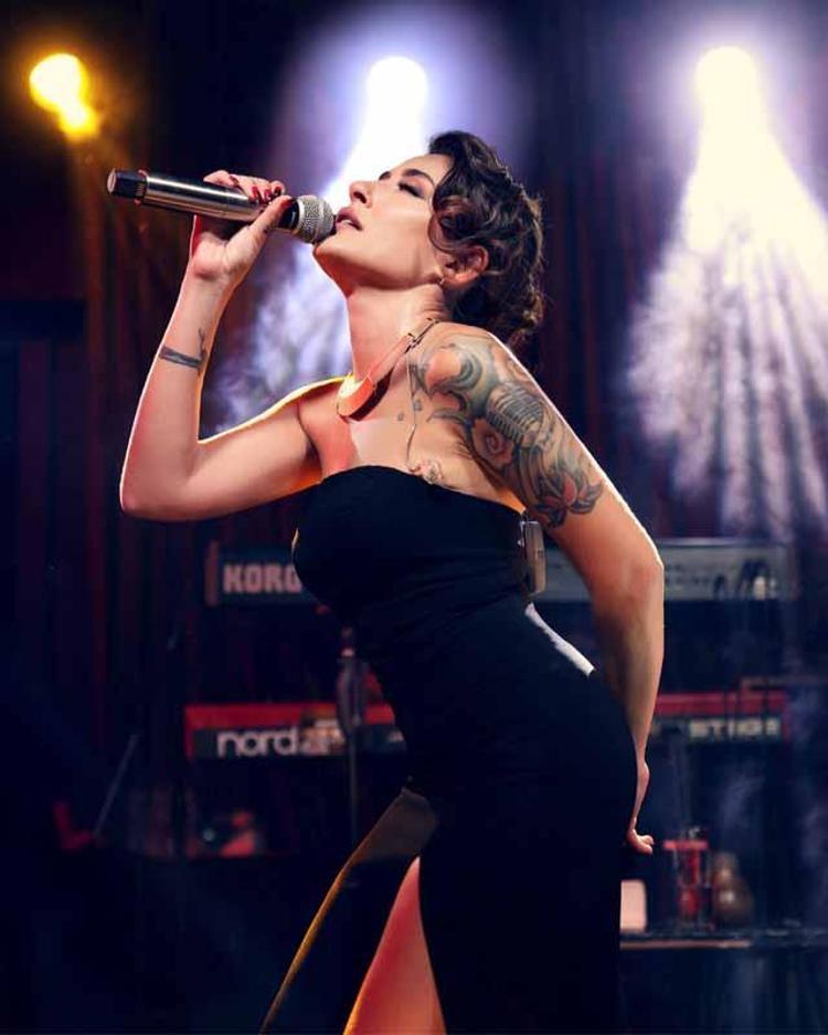 OTELLERDE SANATÇILAR