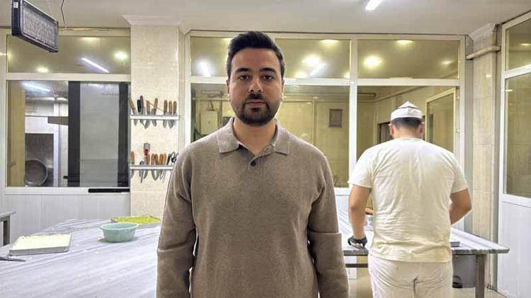 GÜNDE 100 TEPSİ BAKLAVA İÇİN 5 USTA 12 SAAT ÇALIŞIYOR