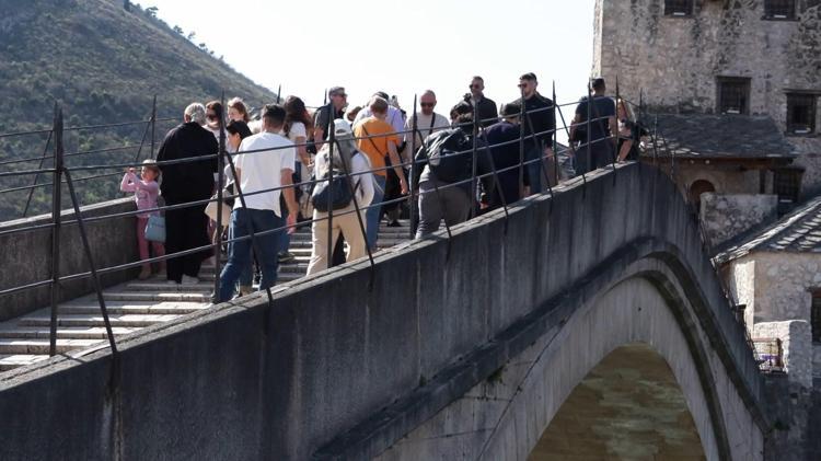 CESARETLERİNİ KANITLAMAK İÇİN KÖPRÜDEN ATLIYORLAR
