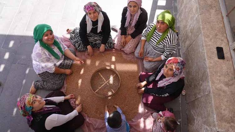 BURADA GÜNEŞİ KADINLAR KARŞILIYOR