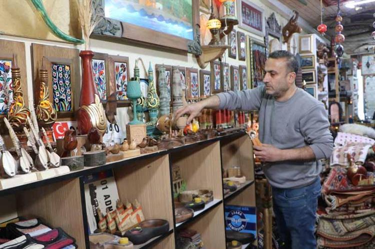 TÜRKÇE ÖĞRENMEK İÇİN MARANGOZ ATÖLYESİNDE ÇIRAKLIĞA BAŞLADI