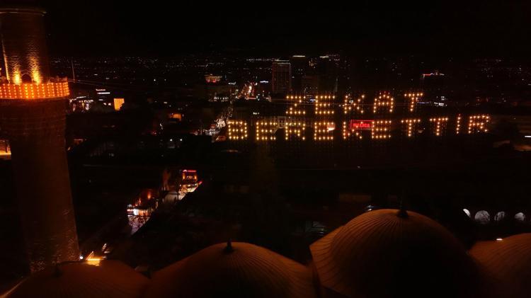 ULUCAMİ’YE ASILAN ‘ZEKAT BEREKETTİR’ MAHYASI YAKILDI