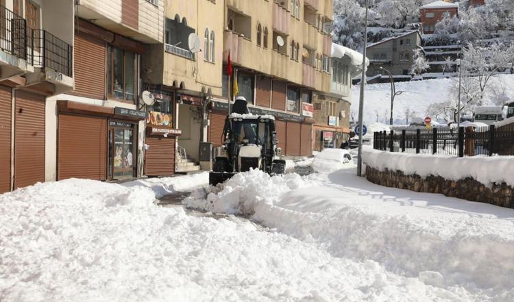 ÇATILARDA BUZ SARKITLARI OLUŞTU