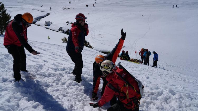 KAR ALTINDAKİ AFETZEDELERE ULAŞTILAR