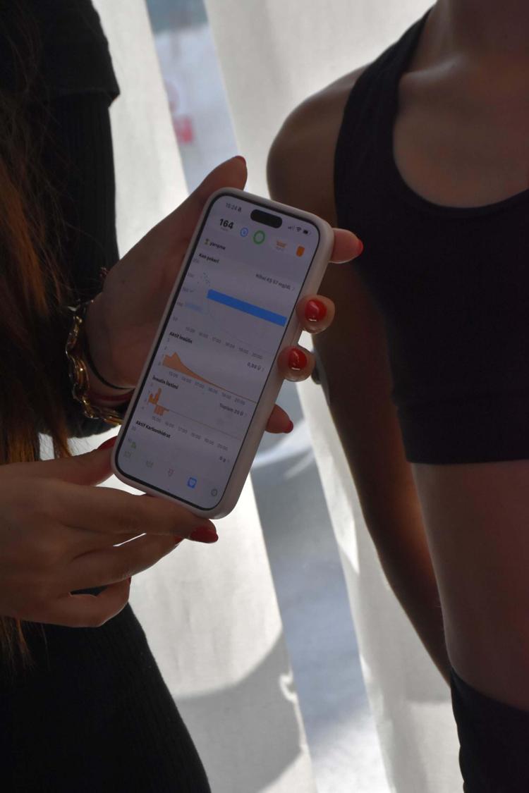 BÜTÜN YÜKLEMELERİ TELEFONUNDAN YAPIYORUM