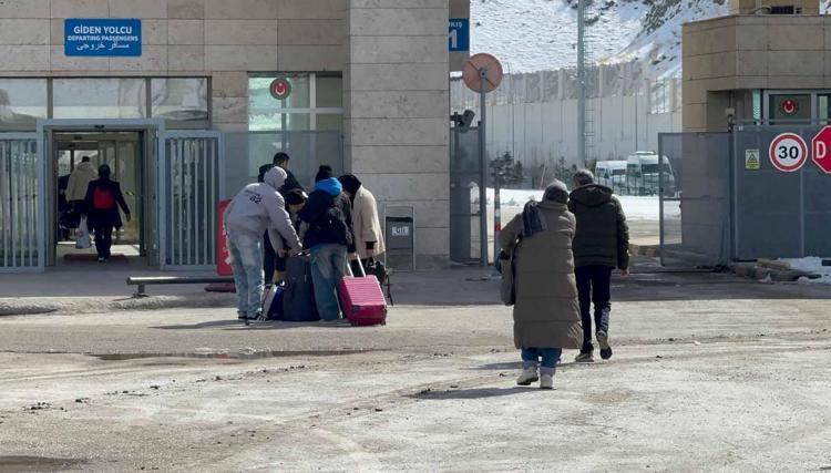 ‘ÜLKELERİNE DÖNÜYORLAR’