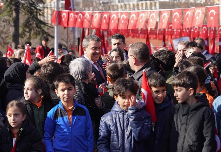 BAKAN TEKİNDEN ÇOCUKLARA TEŞEKKÜR