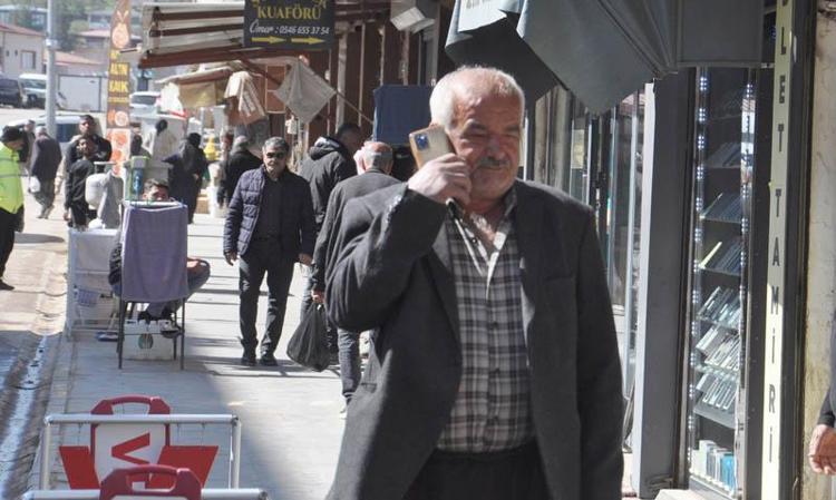 TELEFONLA KONUŞARAK BİLEZİKLERİ UZATTI