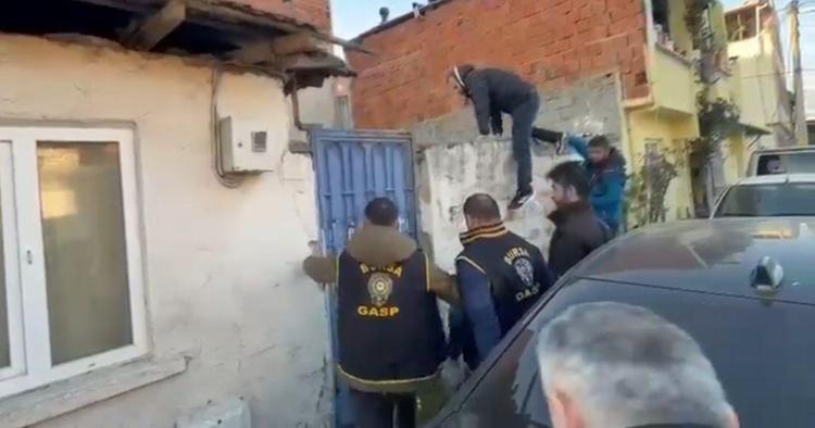 SUÇ DUYURUSUNDA BULUNUP, ÜLKESİNE DÖNDÜ