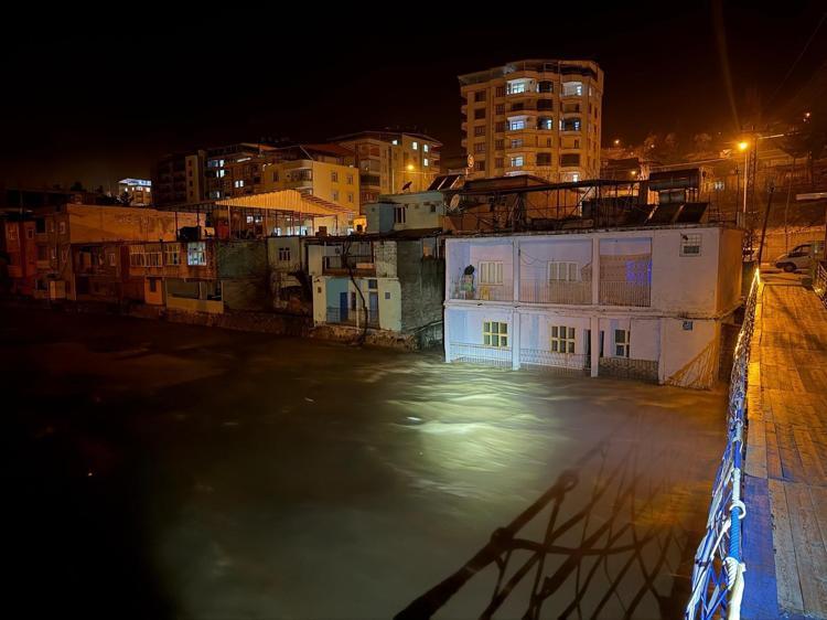 BAZI RİSKLİ BİNALAR BOŞALTILDI