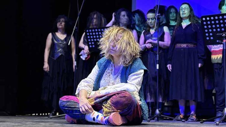 MÜZİĞİN RİTMİNE KENDİMİZİ KAPTIRIYORUZ