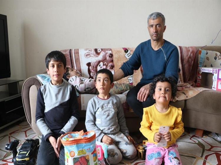 TEK ODALI EVDE YAŞIYORLAR