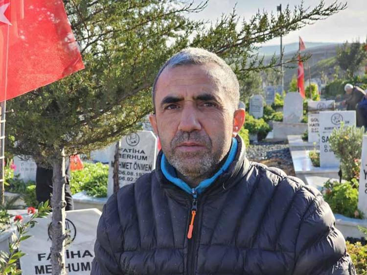 DEPREMDE AİLESİNİ KAYBETTİ