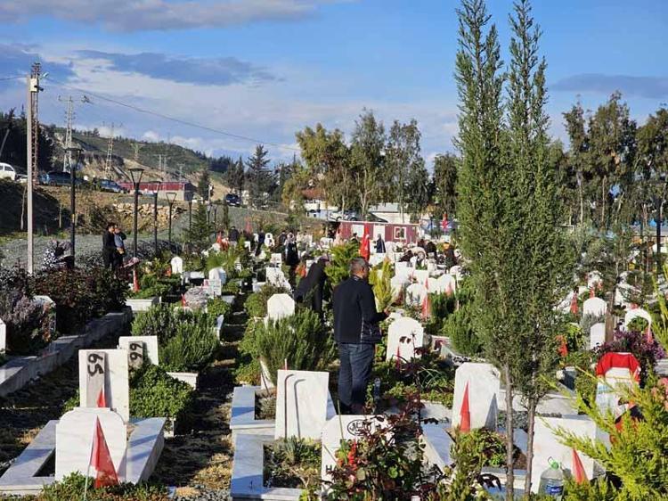 DEPREMDE AİLESİNİ KAYBETTİ