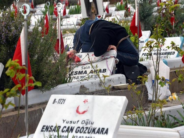 KIZININ MEZAR TAŞINI ÖPÜP AĞLADI