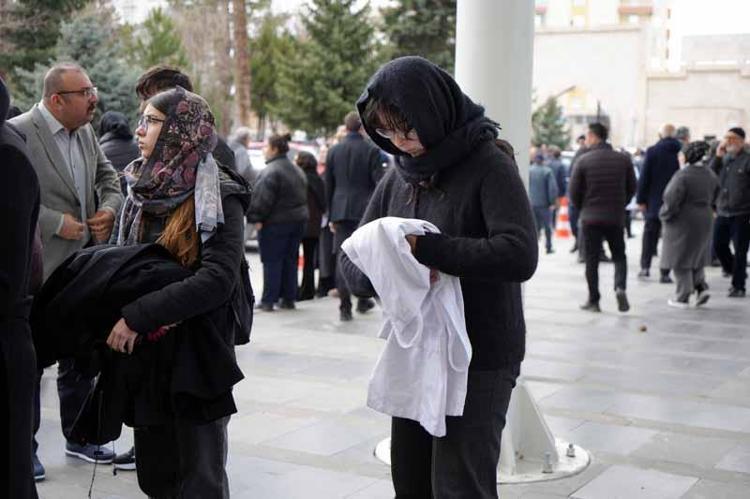 TABUTUNUN ÜZERİNE BEYAZ ÖNLÜK KONULDU