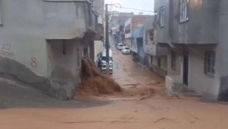 İSTİNAT DUVARI ÇÖKTÜ, BİR EVİ SU BASTI