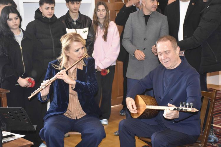 SANATÇILARDAN UZUN İNCE BİR YOLDAYIM TÜRKÜSÜ