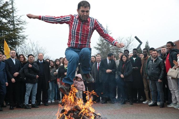 BİZLER FARKLIKLARIMIZI ZENGİNLİK OLARAK GÖREN BÜYÜK AKADEMİK AİLEYİZ