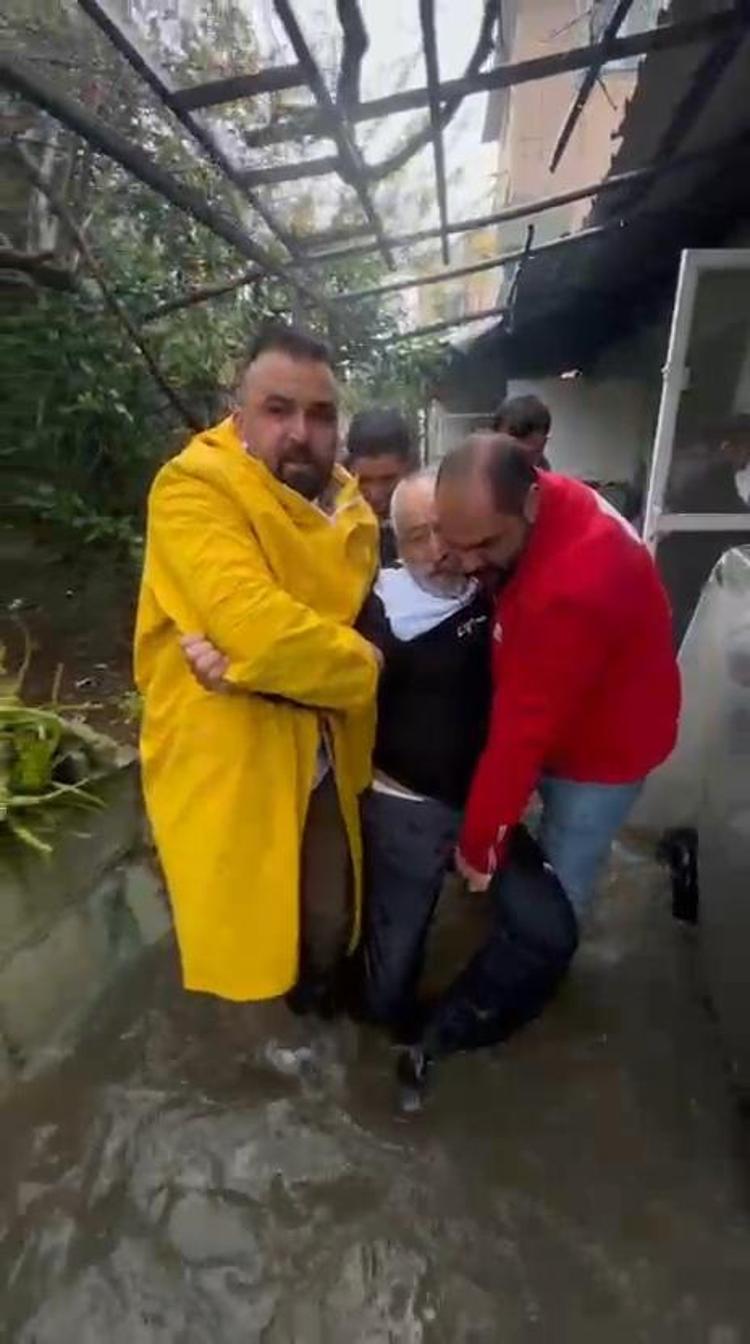 EVLERİNDE MAHSUR KALANLAR KURTARILDI