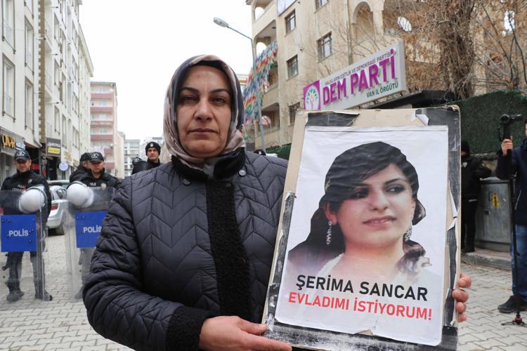 ‘YILLARDIR EVLAT HASRETİ ÇEKİYORUZ’