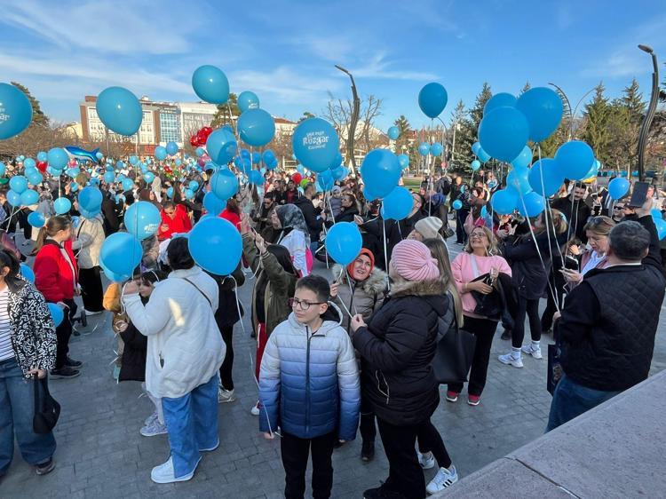 ‘YÜZLERCE BALON GÖKYÜZÜNE BIRAKILDI’