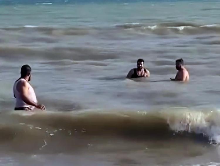 YUMURTALIK İLÇESİNDE DENİZE GİRDİLER