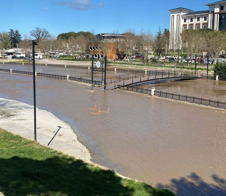 TAŞ ÇAY KENARINDAKİ OTOPARK SULAR ALTINDA KALDI