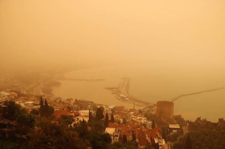 ÇÖL TOZU ÇAMURA DÖNÜŞTÜ