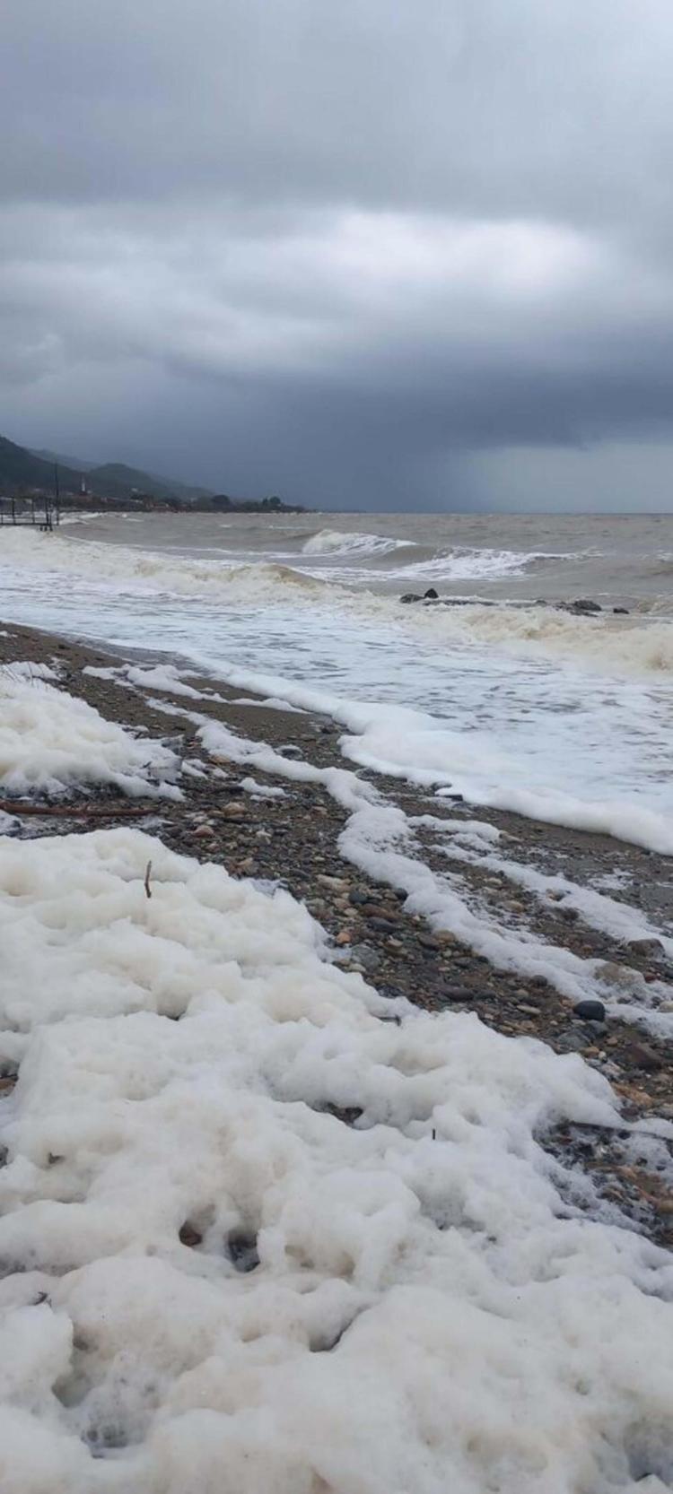 DENİZ SULARI KÖPÜRDÜ