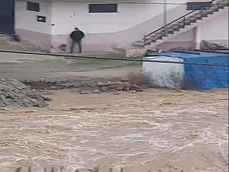 YOLUN BİR KISMI ÇÖKTÜ