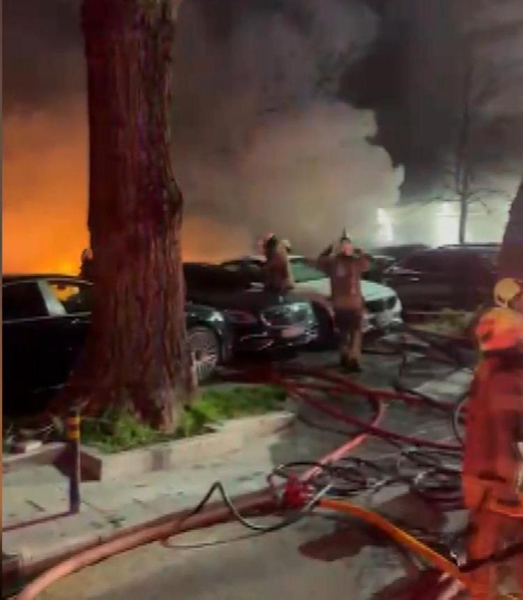 BİNA VE 15 ARAÇ ZARAR GÖRDÜ