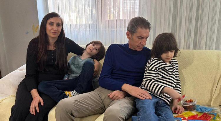 İKİZİNİ İZLEMEKLE YETİNİYOR