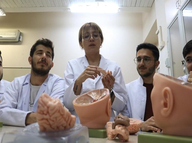 ‘ANATOMİ EĞİTİMİNDE ÖLÜLER DİRİLERİ EĞİTİR’