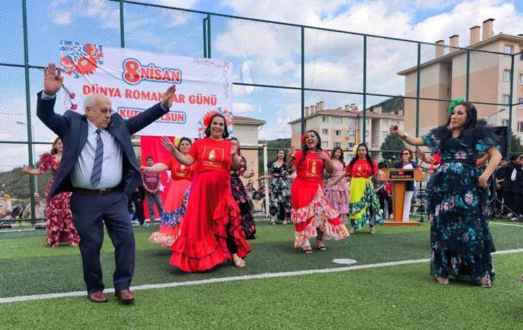 ‘İLÇEMİZİ BİR ROMAN KAYMAKAM, İLİMİZİ BİR ROMAN VALİ YÖNETSİN İSTERİZ’