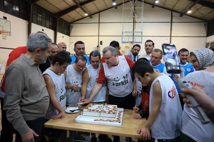 BAKAN BAK: SPORCULARIMIZIN SEVİNCİ, MUTLULUĞU BİZLER İÇİN DEĞERLİ