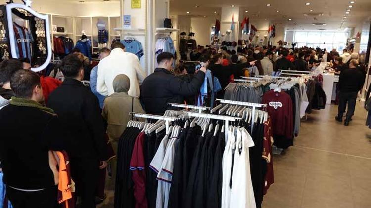 MAĞAZA ÖNÜNDE UZUN KUYRUKLAR OLUŞTU