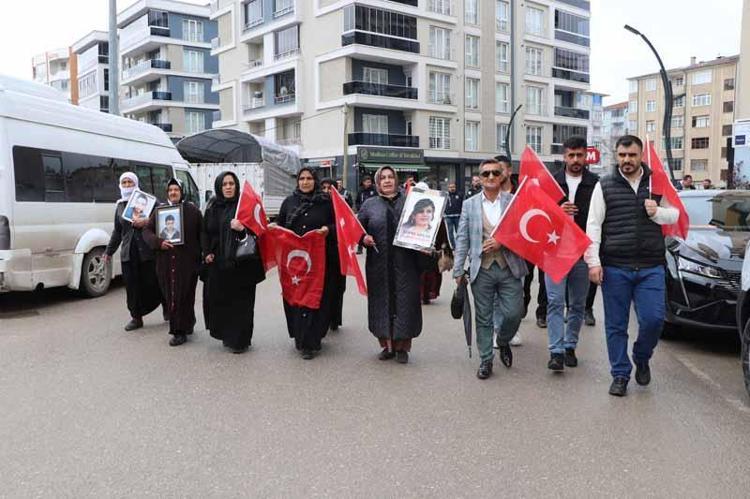 ‘SİZİ KANDIRIYORLAR’