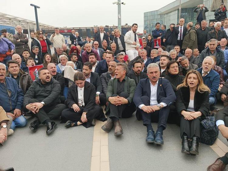 CHPLİLER OTURMA EYLEMİ YAPTI