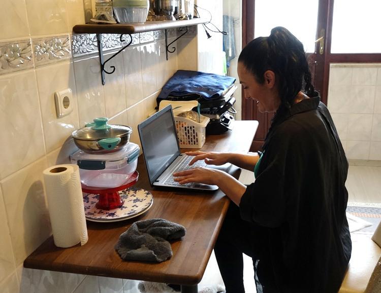 HAYALLERİMİN BANA GELMESİNİ BEKLEMEM, PEŞİNDEN GİDERİM