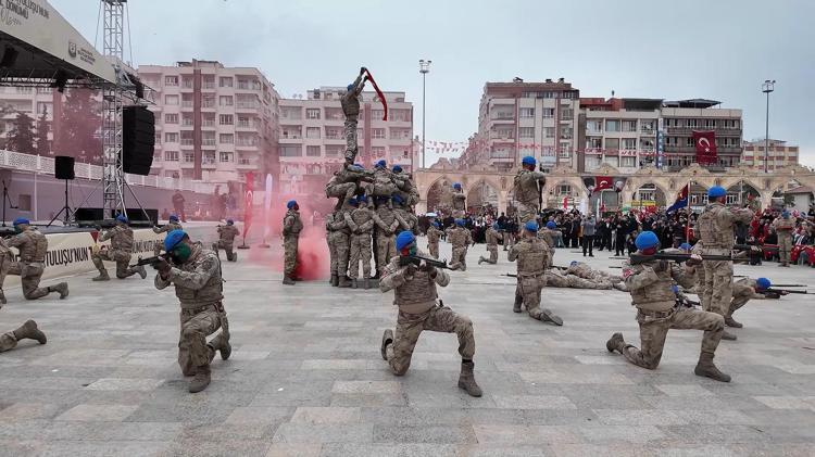 KOMANDOLARIN GÖSTERİSİ İLGİ GÖRDÜ
