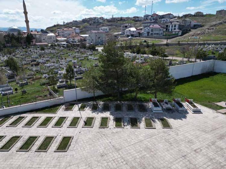 FARKLI YÖNLERDE OLDUKLARINI GÖRDÜK