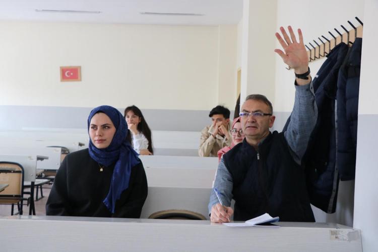 BENİM İÇİN BURADA BULUNMAK AYRICA BİR MUTLULUK KAYNAĞI