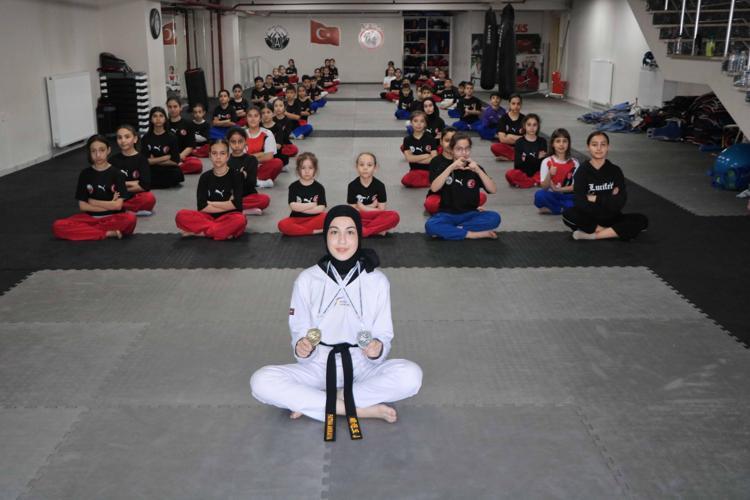 ‘İSTİKLAL MARŞI’NI OKUTUP, BAYRAĞI GÖNDERE ÇEKTİRMEK İSTİYORUM’