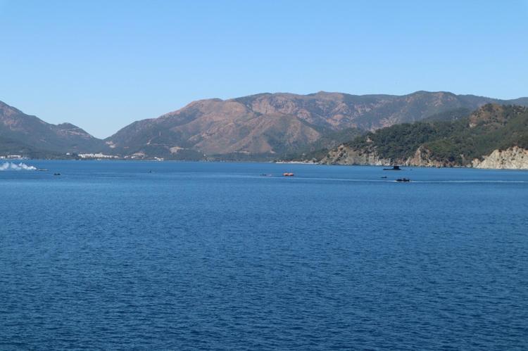 UZMAN EKİPLER, KAZAZEDELERE MÜDAHALE ETTİ