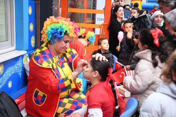 BİZİ GÖRÜNCE MUTLU OLUYORLAR