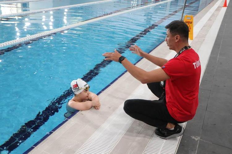 ‘BAŞKA ÇOCUKLARA ÖRNEK OLABİLİRSİNİZ, EVE KAPANMAYIN’