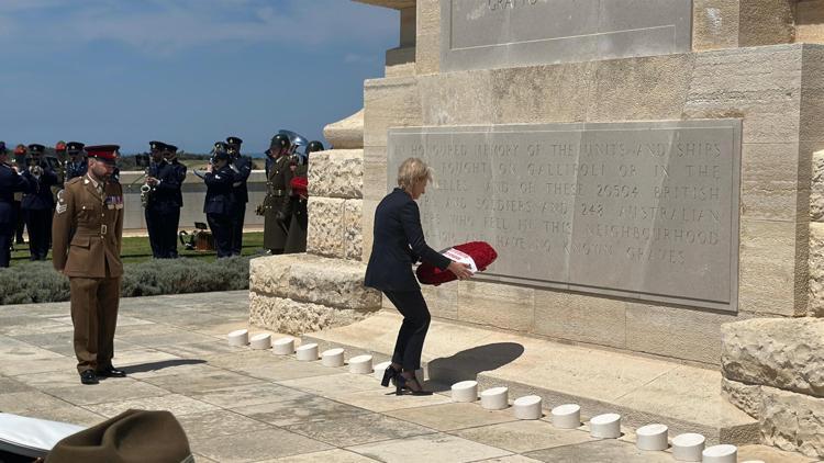 FRANSIZ VE İNGİLİZ ANITLARINDA TÖREN