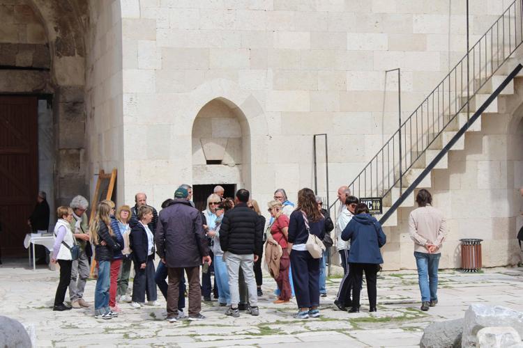 BÜTÜN DİZİLERİMİZİ SEYREDİYORLAR