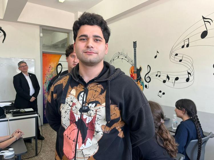 ONUR ÖĞRETMENİMİZ BİZE MÜZİĞİ SEVDİREN KİŞİ